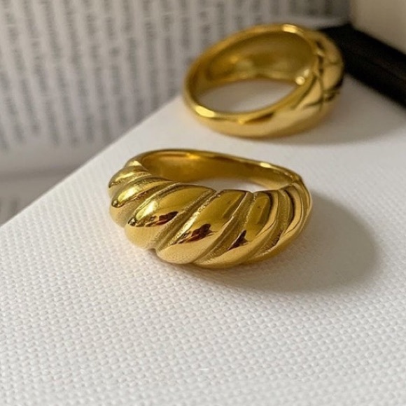 Chunky croissant ring - Picture 3 of 4